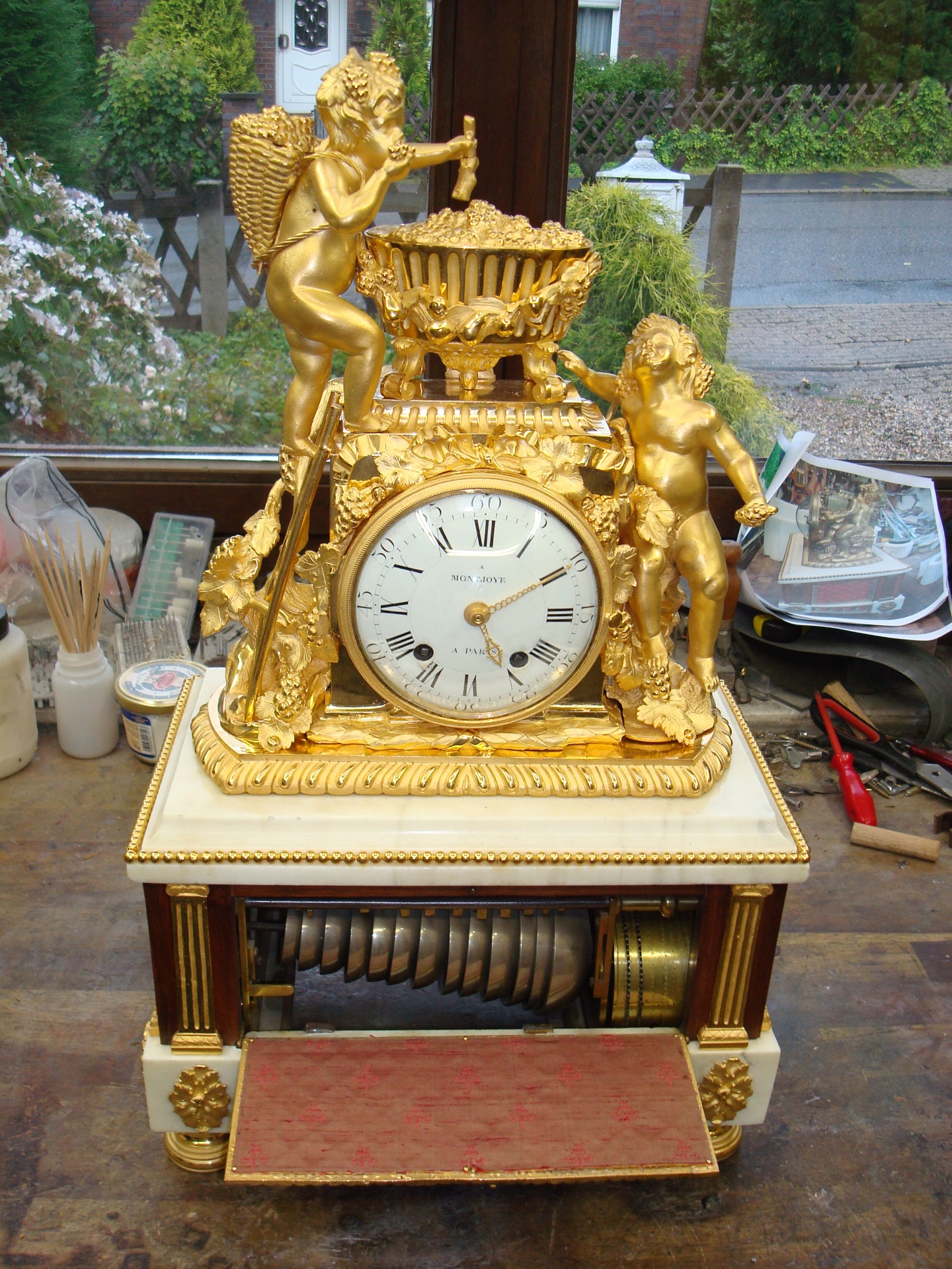 Ludwig XVI Glockenspiel Uhr mit Bachusmotiv, Vorderansicht